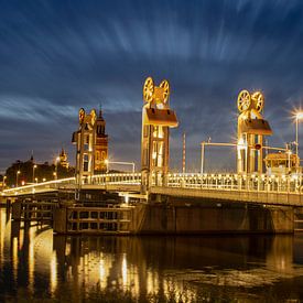 Pont de la ville de Kampen pendant l'heure bleue sur Jan Willem Oldenbeuving