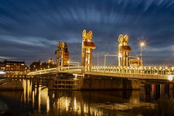 Pont de la ville de Kampen pendant l'heure bleue