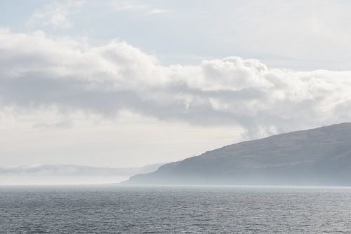 Un brouillard bas au-dessus de la mer