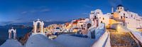 Santorini met het dorp Oia op het blauwe uur. van Voss Fine Art Fotografie thumbnail
