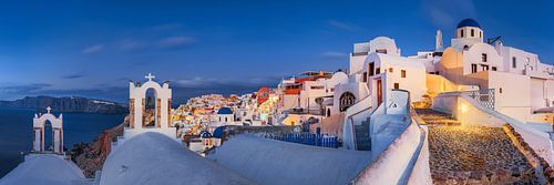Santorini met het dorp Oia op het blauwe uur.
