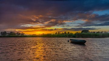 Dramatischer Sonnenuntergang in einer Landschaft im Ooijpolder von Johannes Jongsma