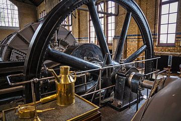 Schwungrad und Kurbelgehäuse der Dampfmaschine Wouda Pumping Station von Rob Boon