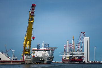 Les Alizés and Seajacks Scylla in Eemshaven by Jan Georg Meijer