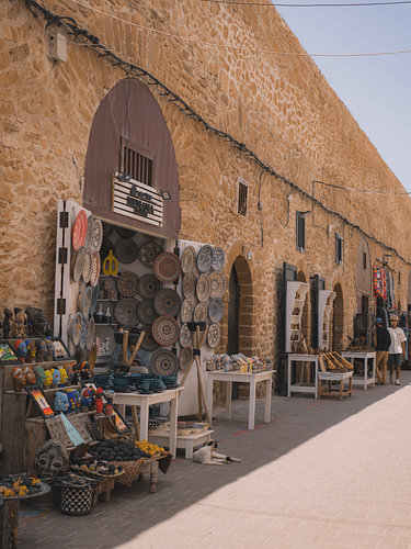 Eine kleine Einkaufsstraße in Essaouira, Marokko