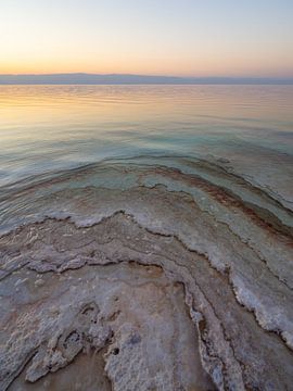 Pastelkleuren tijdens zonsondergang bij de Dode Zee van Teun Janssen