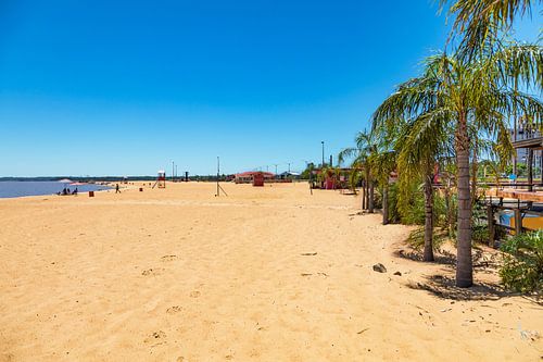 San Jose strand in Encarnacion, Paraguay, aan de Parana rivier.