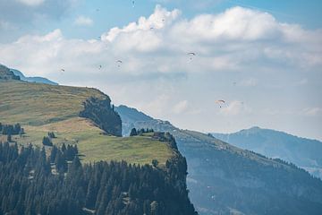 Appenzeller Alpen mit Gleitschirmfliegern von Leo Schindzielorz