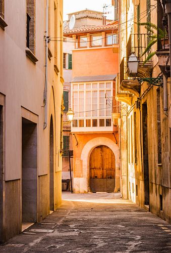 Enge Straße in der Altstadt von Palma de Mallorca, Spanien