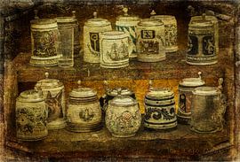 Oude Drinkbekers op een bankje van Tejo Coen