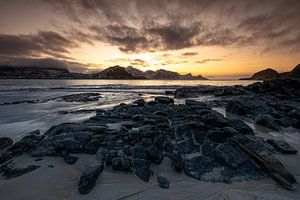 Zonsondergang op de Lofoten bij het strand van Utakleiv van Thomas Rieger