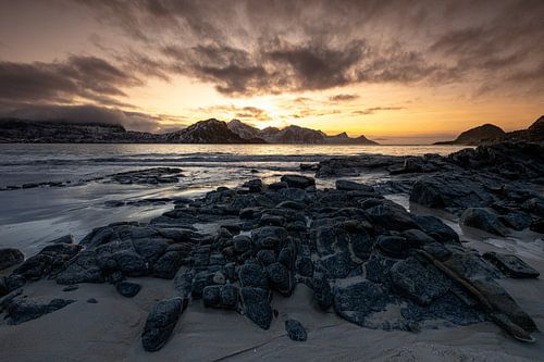 Zonsondergang op de Lofoten bij het strand van Utakleiv