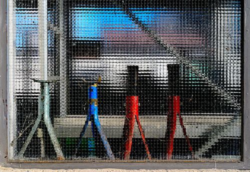 Gereedschap stilleven achter glas