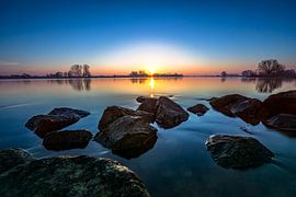 Atmosphärischer Sonnenaufgang über Fluss von Fotografiecor .nl