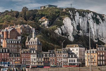 View of Le Tréport against the recognisable chalk cliffs by Harrie Muis