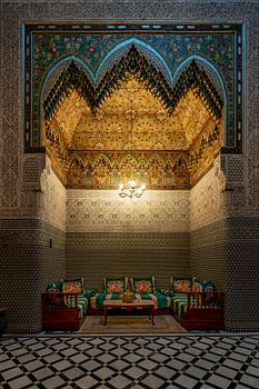 Intérieur saisissant du Riad Almakan à Fès