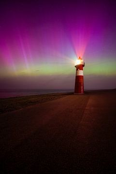 Noorderlicht boven vuurtoren Westkapelle van Thom Brouwer