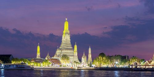 De tempel van de dageraad bij het afscheid van de avond