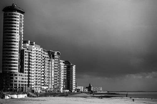 Boulevard van Vlissingen onder een donkere lucht (zwart-wit)