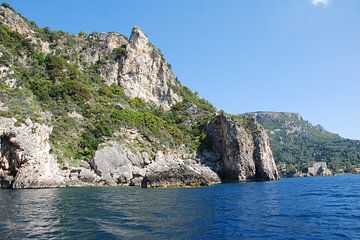 De rotsachtige  kust van het eiland Corfu, Griekenland van Ingrid Van Maurik