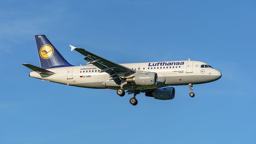 Landung eines Lufthansa Airbus A319-100. von Jaap van den Berg
