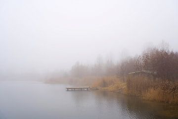 Meer met hut in de mist van Heiko Kueverling
