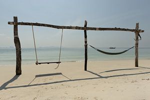 Schaukel und Hängematte am Strand der Insel Koh Mook