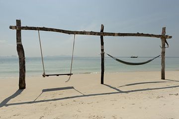 Schommel en hangmat op het strand van Koh Mook Island van Walter G. Allgöwer