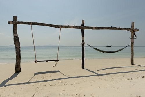 Balançoire et hamac sur la plage de l'île de Koh Mook