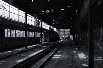 Urbex 5 verlaten train reparatie station in Belgie zwart/wit van Leon Haven