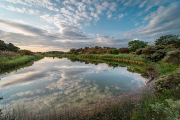 Landschaft mit einer schönen Wolkendecke, die sich im Wasser spiegelt von Jolanda Aalbers