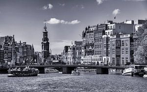 la Tour de la Monnaie vue de l'eau, par une belle journée d'été