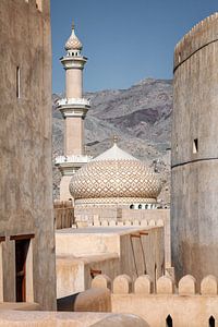 Architecture étonnante d'une mosquée avec des montagnes