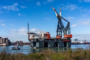 Das größte Kranschiff der Welt, die Sleipnir, verlässt den Hafen und ist auf dem Weg zu einer neuen 