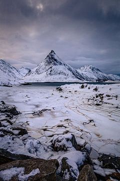 Besneeuwde bergen in Noorwegen van Andy Luberti