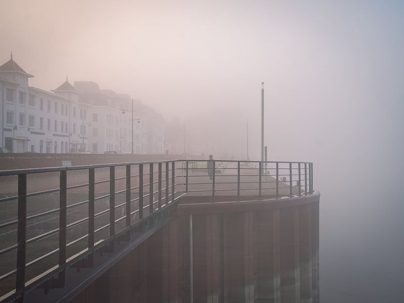Nebel in Zutphen an der IJsselkade von Suzan Brands