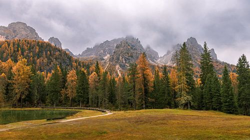 Zicht op de Cadini di Misurina vanaf Lago Antorno in de Dolomieten in Italie