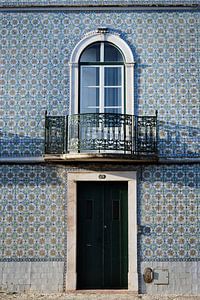 Façade avec de belles tuiles portugaises sur Karel Ham