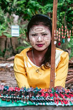 Thais meisje op Surineilanden in Thailand van Lindy Schenk-Smit