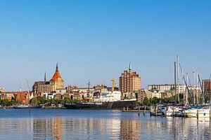 Blick über die Warnow auf die Hansestadt Rostock