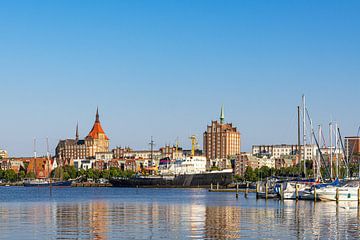 Uitzicht over de Warnow naar de Hanzestad Rostock