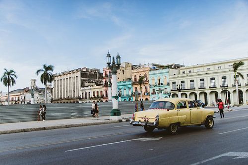 Une vieille Oldtimer passe à la Vieille Havane, Cuba