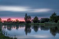 Zonsondergang in Emmen met spiegeling in de grote rietplas van Kim Bellen thumbnail