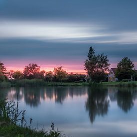 Sonnenuntergang in Emmen mit Reflexion im großen Schilfsee von Kim Bellen