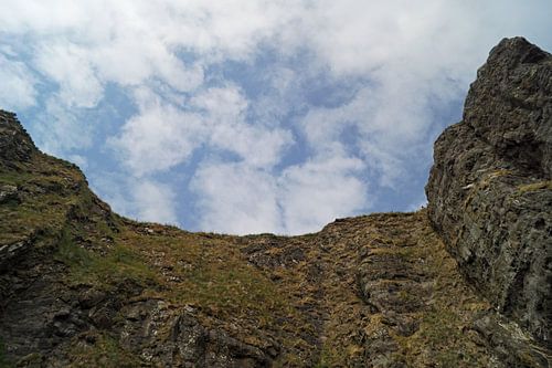 Bewolkte hemel boven de rotswand.