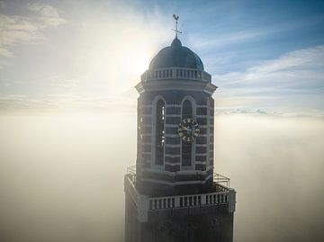 Peperbus kerktoren in Zwolle boven de mist
