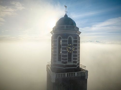 Peperbus kerktoren in Zwolle boven de mist