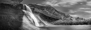 Landschaft mit Wasserfall in den USA in USA in schwarzweiss.