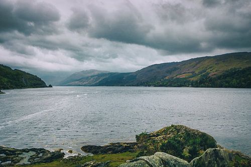 Panorama idylle bij kasteel Eilean Donan in Schotland. Highlander kasteel in de Hooglanden.