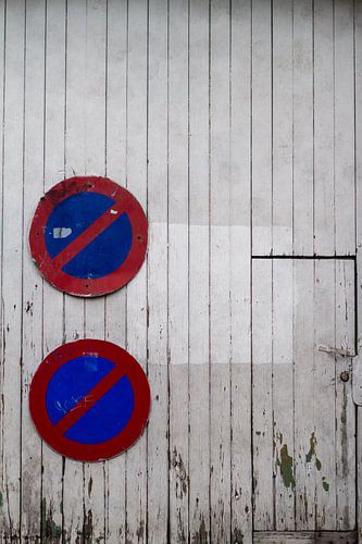 Weißes Garagentor mit Verkehrsschildern